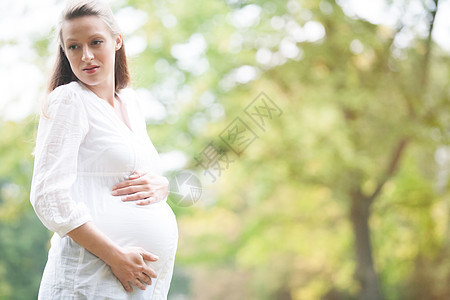 孕妇的自然性质生育力场地怀孕季节绿色女士成人生活女孩母性图片