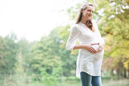 孕妇的自然性质孩子幸福成人婴儿妈妈绿色父母公园生活怀孕图片