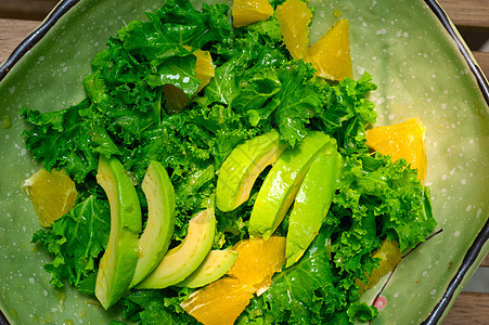 新鲜鳄梨沙拉木头叶子午餐营养减肥沙拉食物盘子蔬菜美食图片