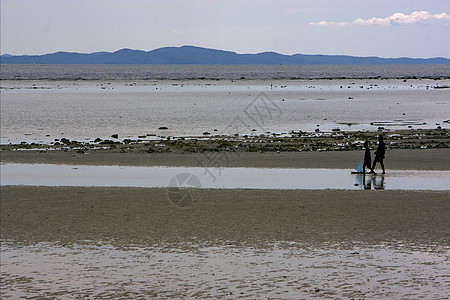 江河中儿童海洋蓝色孩子石头天空植物旅行海草海滩浅蓝色图片