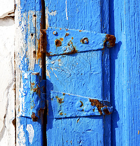 老建筑蓝色木制门中被剥除的涂料指甲隐私挂锁入口螺栓锁孔建筑学出口安全钥匙背景