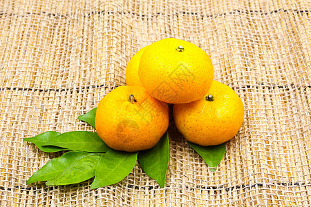 新鲜的橙子在麻袋甜点叶子团体热带水果食物营养黄色图片