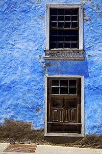 蓝色的一对玻璃窗 在油漆墙壁上图片