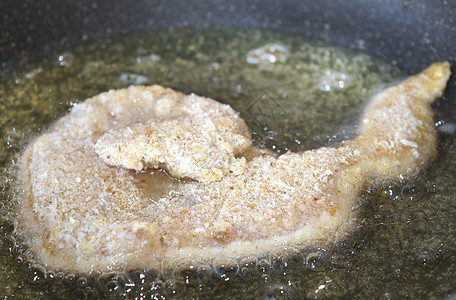 煎锅炸鸡绿色午餐面包屑牛扒鱼片白色盘子食物沙拉柠檬图片