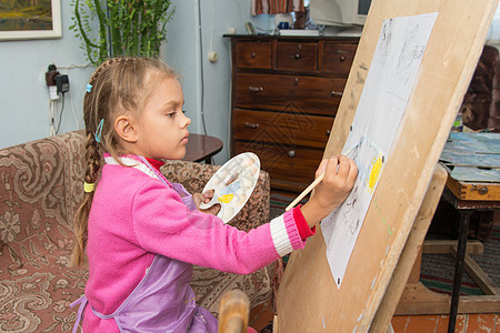 一个在艺术家工作室研究绘画的女孩图片