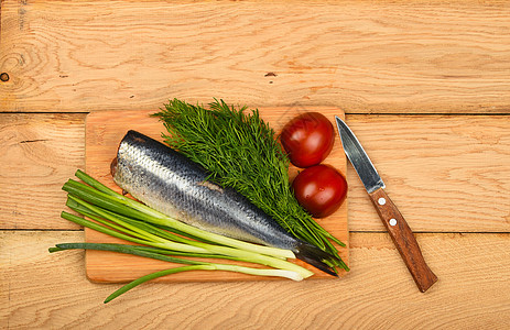 木制桌上有蔬菜的两片高压双片渔夫治愈海鲜木头鱼片香料木板洋葱食物盘子图片