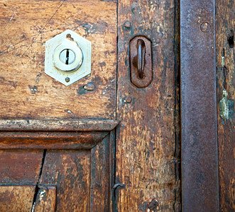 在意大利林和传统树木中的传统门 以及传统的T型乡村国家螺栓建筑学古董墙纸装饰品金属入口建筑图片
