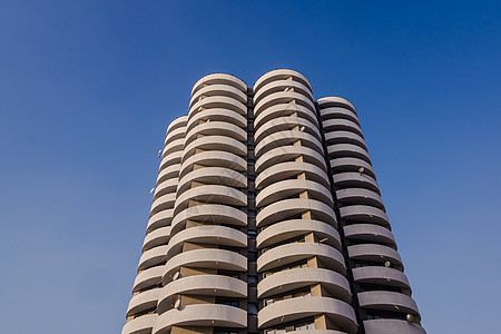 住宅楼栏杆蓝色摩天大楼天空圆形窗户建筑学圆柱形阳台图片