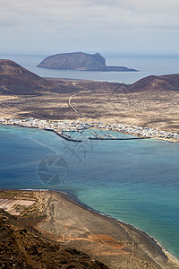 在西班牙兰萨罗特的中游艇水天空热带支撑波浪池塘旅游假期小岛海岸海洋图片