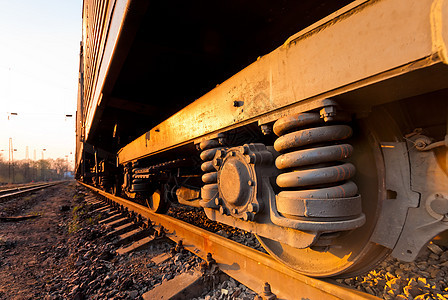 铁轨上一辆货运列车的老轮子图片