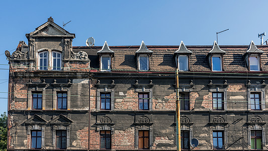 破旧房屋框架建筑学金属房子天线窗户排水沟电缆城市住宅图片