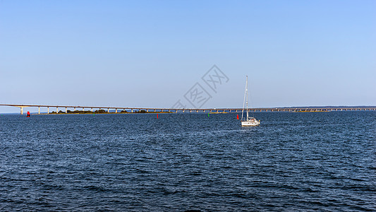 与奥兰德桥接壤的海洋景观图片