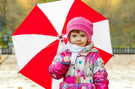 带着伞的小女孩的肖像孩子叶子天气女性下雨公园靴子幸福操场女孩图片