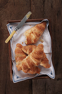 新鲜羊角面包托盘糕点国际桌子法语早餐粉扑食物咖啡图片