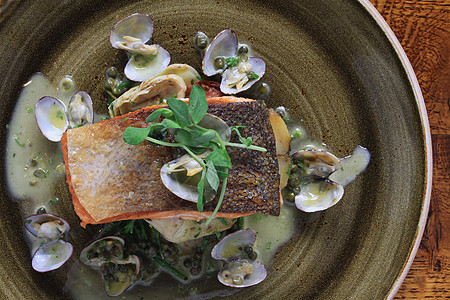 鲑鱼片饭蛤蜊食物贝类桌子季节性鱼片美食海鲜图片