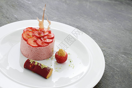 草莓慕斯季节性食物水果盘餐美食甜点午餐图片