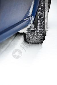 雪地路上的冬季汽车轮胎牵引力驾驶季节危险蓝色车辆橡皮运输旅行冻结图片