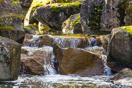 不老泉小溪瀑布风景岩石溪流瀑布森林公园图片