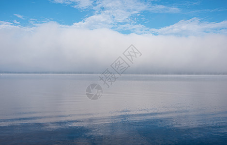 加拿大安大略省的重雾 从渥太华河上拔除大雾毯子海滩寒冷海岸线孤独边缘寒意支撑地平线图片