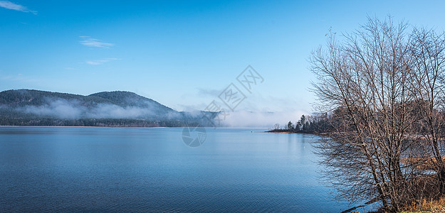 单点登录全景  蓝色地平线分开 雾从渥太华河上移走边缘寒冷寒意海滩海岸线支撑孤独背景