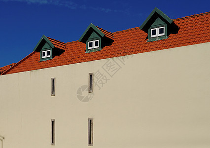 一栋有红色瓷砖屋顶和三顶盖子的房子图片