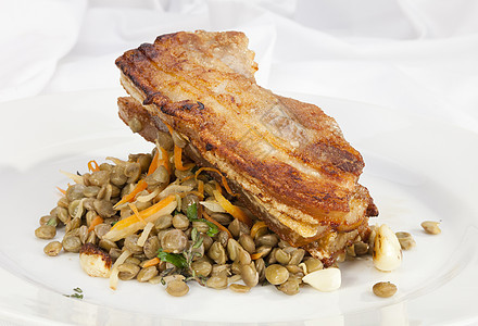 烤猪肉贝利和扁豆烧烤食物蔬菜皮肤胡椒油炸盘子美味香菜午餐图片