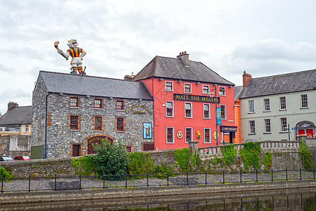 Kilkenny 带有充气猫的河边酒吧图片