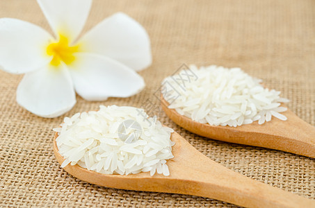 白稻 用木勺和白花制成图片