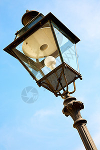 在天空中抽象的意大利灯笼和光照图片