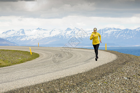 冬季运行赛跑者国家海滩路线山脉运动员运动慢跑者挑战女孩图片