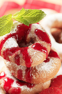 环形甜甜圈糖霜油炸食物早餐红色小吃面团甜点糖浆图片