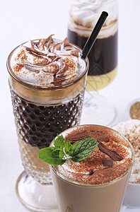 咖啡饮料甜点拿铁吸管牛奶巧克力眼镜奶油泡沫漩涡高清图片