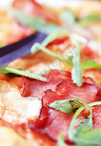披萨上胡萝卜的切片熏肉火腿吃饭美食食物午餐沙拉宏观图片