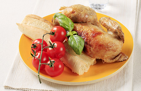 烤鸡和脆饼蔬菜家禽鸡腿皮肤翅膀胸部午餐面包食物图片