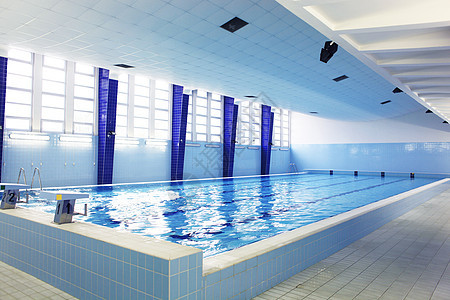 室内游泳池起跑线跳水蓝色设施竞赛运动体育白色瓷砖图片