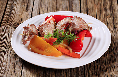 Venison 树叶和蔬菜烧烤午餐辣椒主菜鹿肉美食木头料理食物羊肉背景图片