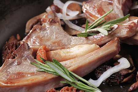 泛烤羊排和蘑菇骨头美食迷迭香平底锅菌类羊肉食物炊具美味肋骨图片