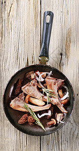烤羊排和蘑菇骨头炊具木头菌类高架美味印章肋骨美食乡村图片