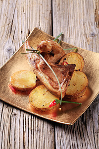 烤羊排和土豆盘子韭菜油炸羊肉食物料理肋骨印章红辣椒木头图片