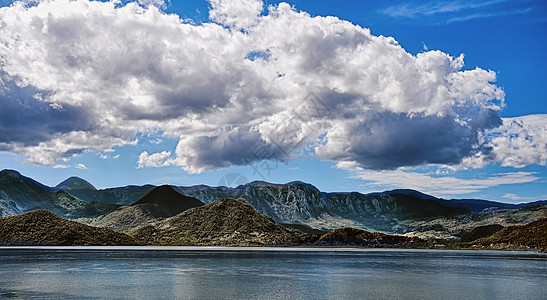 湖底的山岳和蓝天图片