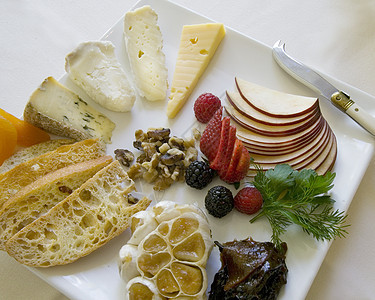 奶酪和水果板餐饮美食面包蓝色白色拼盘餐厅食物健康派对背景图片