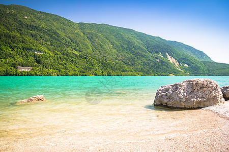 摩尔维诺湖 意大利最美丽的湖泊晴天树木旅行天空高山海岸全景河水森林情景图片