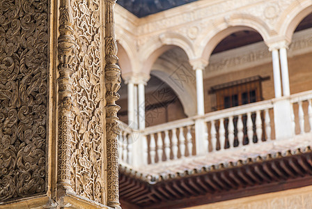 塞维利亚阿尔卡扎尔走廊奢华皇家历史历史性墙壁庭院拱门窗户马赛克图片