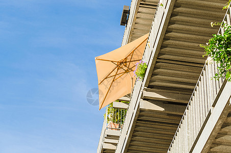 在阳台的阳光下外观概念建筑奢华椅子防晒晴天房屋想法遮阳棚图片