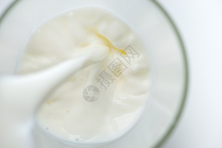 挤奶泡沫生活方式饮料乳制品健康饮食水杯牛奶液体杯子白色背景图片