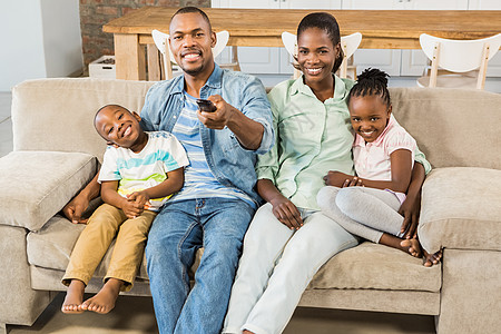 幸福的家庭在沙发上放松公寓房子童年孩子感情长椅家庭生活男性快乐父亲图片
