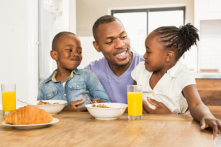 临时幸福的家庭在吃早餐感情水果谷物橙汁男生微笑玻璃女孩面包房子图片