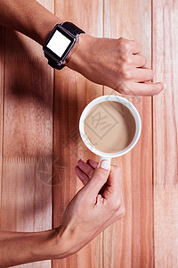 精巧操控和咖啡的女性手图片