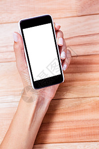 女性手握智能手机高架电话屏幕白色桌子白屏木头技术女人味背景图片