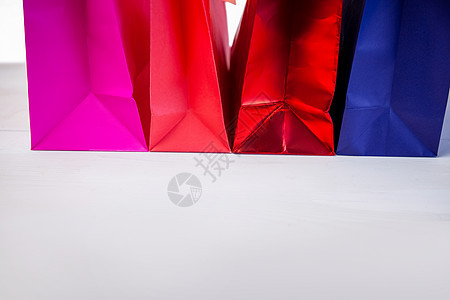桌上礼品袋零售礼物购物展示粉色红色标签木头蓝色图片